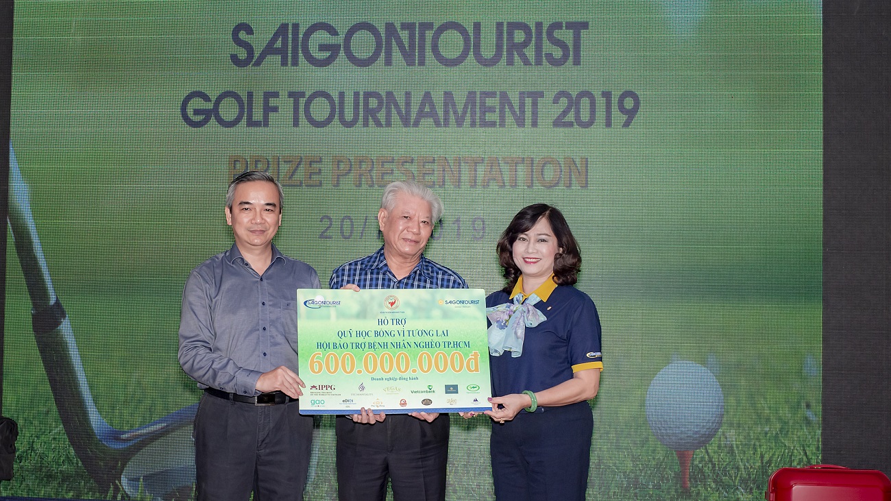 Saigontourist golf tourney organizer gives 500 scholarships to poor students - 2019