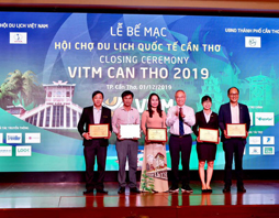 Saigontourist won several awards at the ceremony honoring outstanding Vietnam tourism individuals and enterprises in 2019