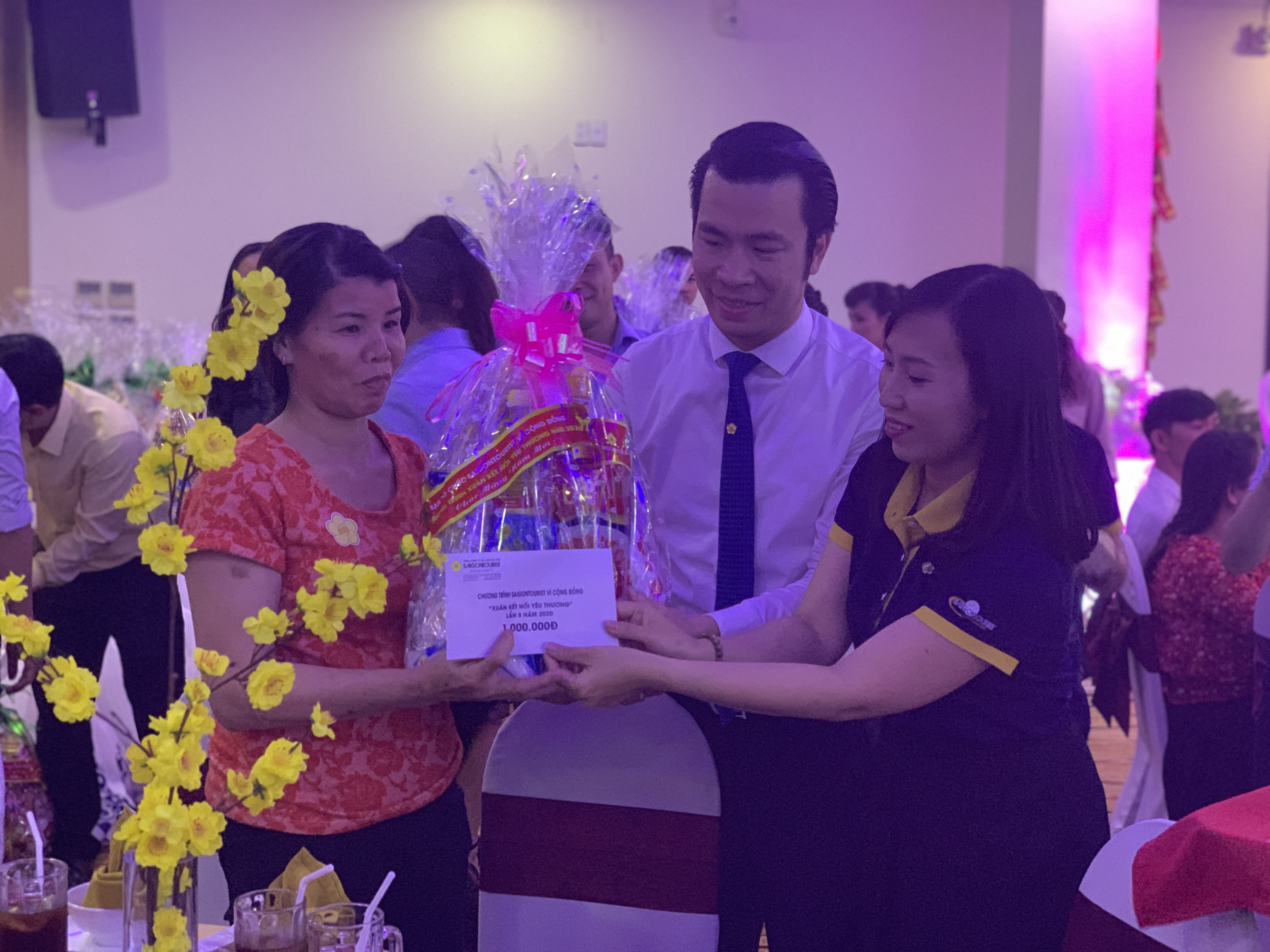 Saigontourist Group presented 154 Tet gifts to workers in difficult circumstances