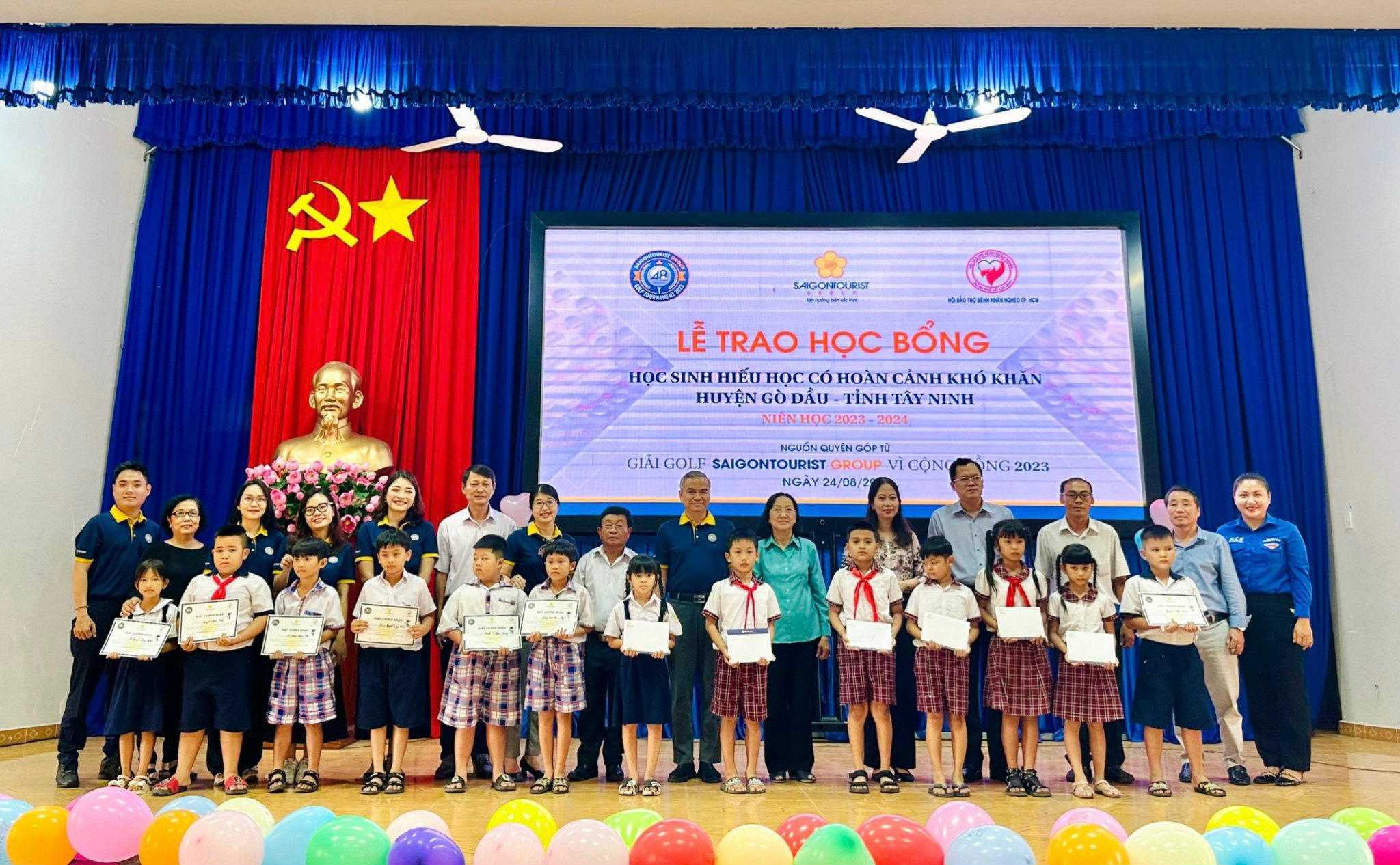 AWARD 500 SCHOLARSHIPS SAIGONTOURIST GROUP FOR THE COMMUNITY IN BEN TRE AND TAY NINH