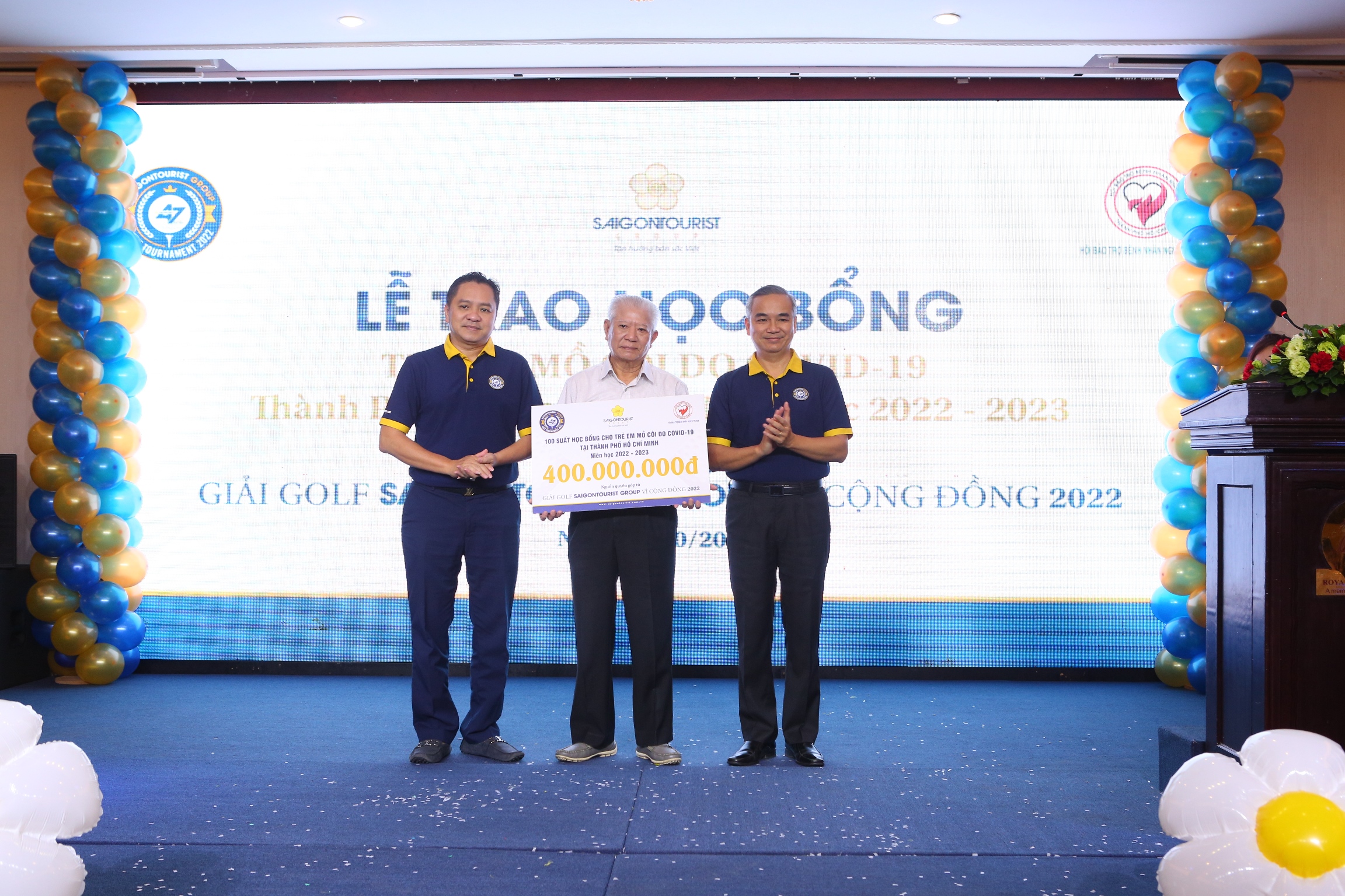 AWARDING 01 BILLION COMMUNITY SCHOLARSHIP SAIGONTOURIST GROUP PROGRAM FOR THE COMMUNITY