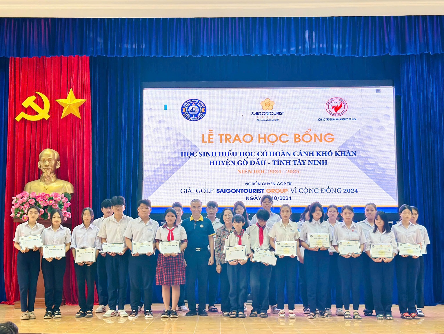 Saigontourist Group trao tặng 400 suất học bổng cho học sinh có hoàn cảnh khó khăn