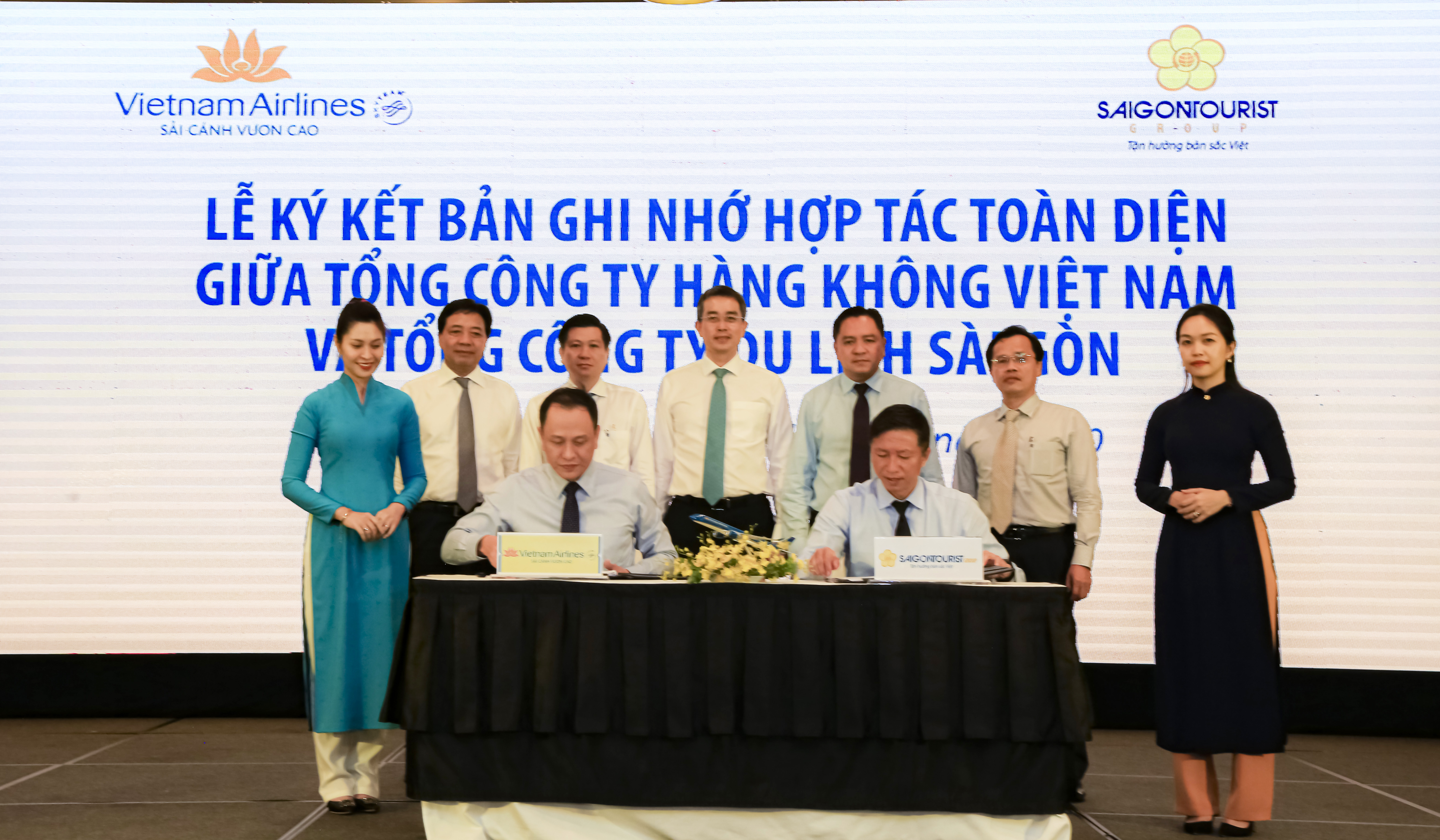 Saigontourist Group and Vietnam Airlines signed a comprehensive cooperation