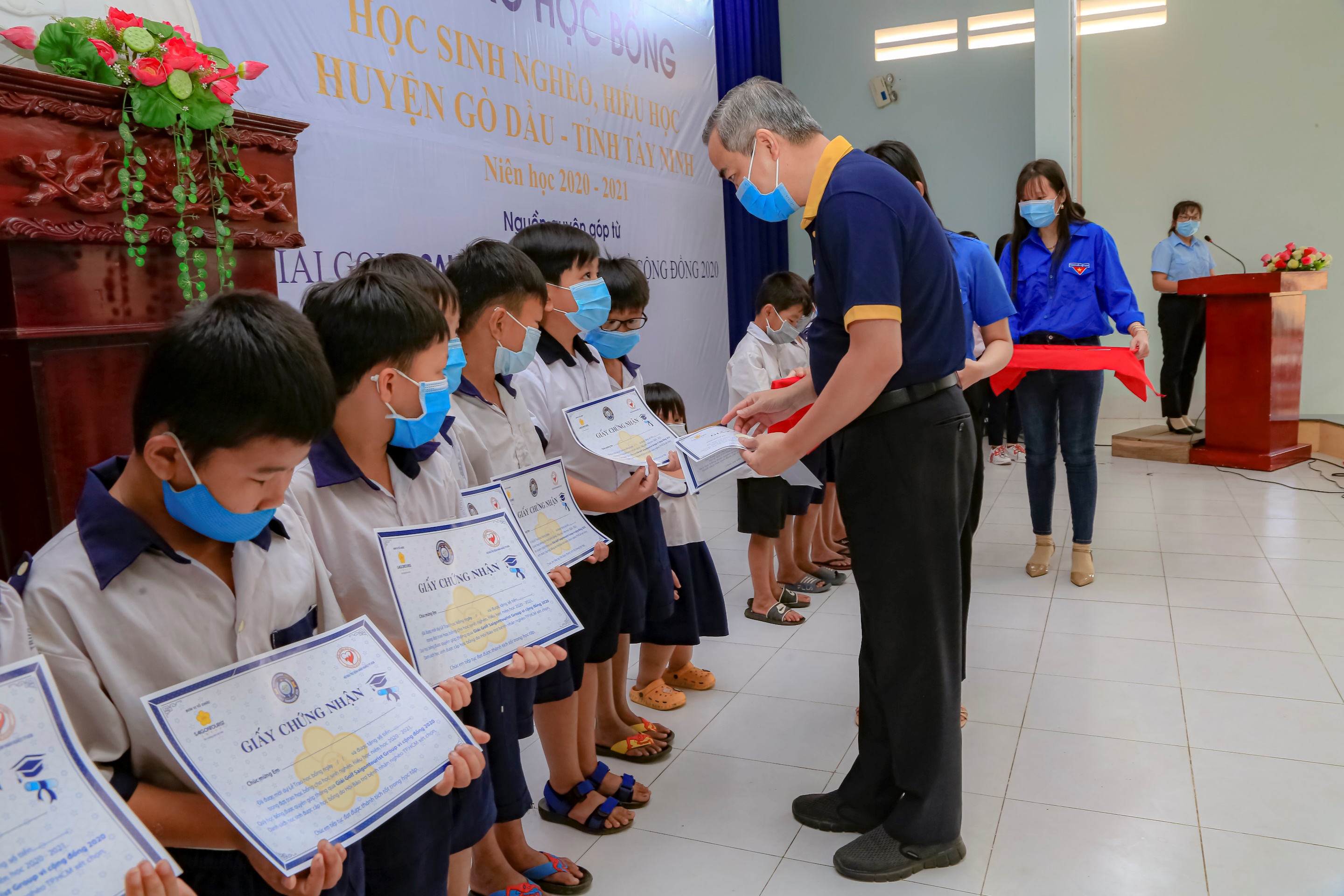 Saigontourist Group granted scholarships to poor studious students in 4 provinces and children in blind school, shelters